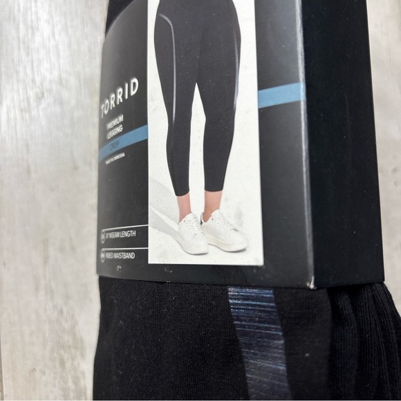Torrid Premium Crop Leggings Foiled Deep Black
Size 4X (26) NWT! - Picture 11 of 15